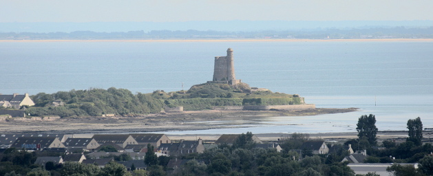 Vue générale du fort de la Hougue à St Vaast La Hougue